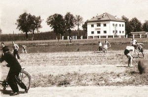 Budova zesilovací kabelové stanice v roce 1945. (archiv Václav Anděl).